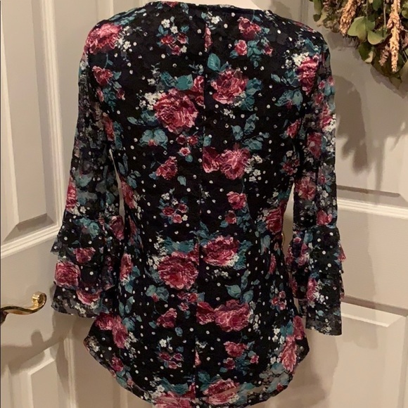 Black floral lace top, lined, great sleeves - Picture 7 of 8